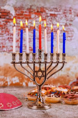 Hanuka bayramında ışık ve geleneğin evleri nasıl sıcak neşeyle doldurduğunu görün..