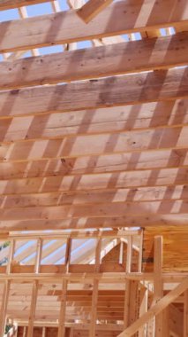 Çatı iskeleti inşa etmek, ahşap kirişleri ahşap işçiliği ile destekleyen kesişen kirişler