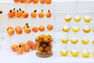 Meyve şekilli şekerlemeler, kremalı tatlılar, kutlama etkinliği için mükemmel tatlılar sunulmaktadır.