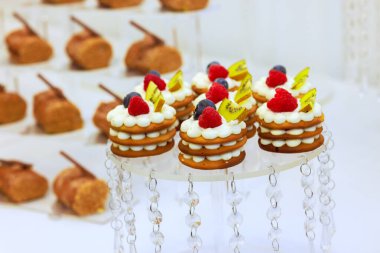 Krem şanti, ahududu, diğer tatlıların yabanmersinleri ile kaplı katmanlı kurabiyeler, festival atmosferini tamamlıyor..