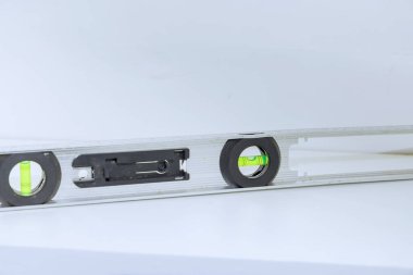 İnşaatta kullanılan yapı düzeyi aracı, yeni raf hizalama kesin seviyelendirme baloncuğunu gösterir