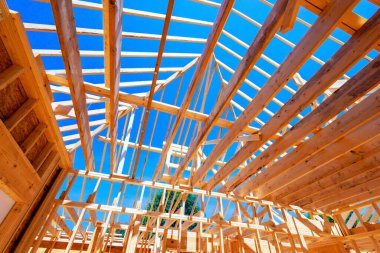 Geniş inşaat alanındaki iskelet çerçeveler için ilerleyen yapısal çerçeveye sahip açık bir ahşap kiriş yapısı