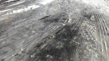 Kar, yerleşim yerlerinde buzla kaplı yol, seyir halindeki araçların tekerlek izlerini gösteriyor..