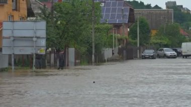 10 Mayıs 2019 'da Khust Zakarpattia Ukrayna' nın kaydedilen caddeleri sel baskınlarıyla dolup taşmış ve yerleşim yerlerindeki yayaları etkilemiştir..