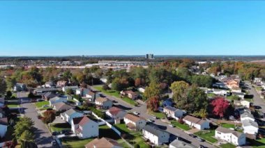 Amerikan banliyö mahallesi, Doğu Brunswick 'teki çeşitli mağazaların yakınında, cadde kasabası New Jersey USA