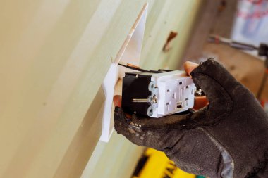 Elektrik tesisatı, elektrik kablolarını yeni prizlere bağlamak için titiz bir çalışma gerektirir.