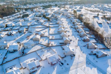 Kar örtüsü altında karlı Amerikan banliyö manzaraları binalar, yollar, sakin kış aylarında dağınık ağaçlar....