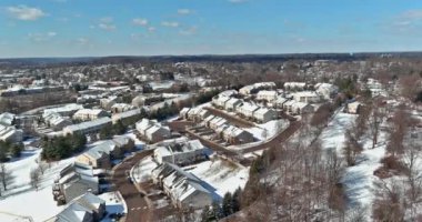 Amerika 'nın huzurlu banliyö bölgesinin havadan görünüşü karla kaplı, Pennsylvania' da evler var.