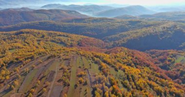 Renkli sonbahar yaprakları, battaniye dağları orman tepeleri, manzarayı kaplayan doğal yeşilliklerin hava manzarasını oluşturur.