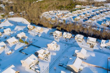 Kış Amerikan banliyölerinin hava manzarası karla kaplı banliyö alanlarını gösteriyor, evleri, sokakları renklendiriyor, karlı manzaraya dönüştürüyor..