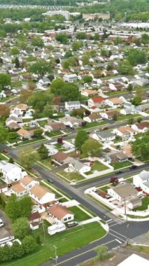 Amerikan küçük kasabası New Jersey 'deki evler, sokaklar ve yeşil alanlarla dolu banliyö manzarasını yakalıyor.