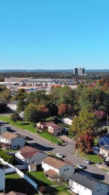 Amerikan banliyö mahallesi, Doğu Brunswick 'teki çeşitli mağazaların yakınında, cadde kasabası New Jersey USA