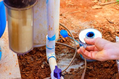Tesisatçı çevredeki su kuyusu sistemini kontrol eder ve düzgün su hattı kurulumunu sağlar.