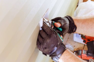 Elektrikçi evin dış cephesine elektrik prizleri kuruyor