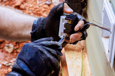 Elektrik kablolarını yeni prizlere bağlama süreci, elektrik tesisatında önemli bir adım.