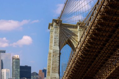 Brooklyn Köprüsü iki şehir bölgesini birbirine bağlıyor. New York şehrinin ufuk çizgisini gösteriyor..