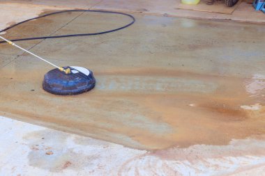 Basınçlı temizleme, lekeli garaj zemini, suyu püskürtme, pislik..