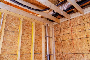 Ahşap çerçeve ve izolasyon ile inşaat çalışmaları devam ediyor.