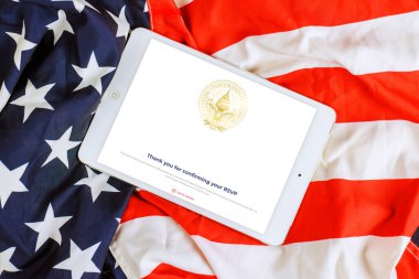 8 Ocak 2025 Washington DC ABD Dijital Mesajı Başkan Donald J. Trump 'ın resmi yemin törenini gösteriyor, Başkan Yardımcısı JD Vance 20 Ocak' ta Amerikan bayrağını sembolize ediyor
