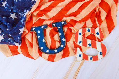 Amerikan bayrağı kırmızı, beyaz, mavi, vatanseverlik olayları için mükemmel kumaşlarla süslenmiş..