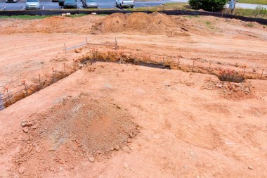 Ağır makineli kazılar, park halindeki arabalarla gelişmekte olan muhitte yeni bir yapı için zemin hazırlıyor..