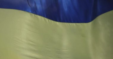 Ulusal gurur ve birliği simgeleyen büyük bir Ukrayna bayrağı rüzgârda dalgalanıyor..