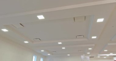 İçerisi aydınlık ve havalandırma delikleriyle dolu çağdaş bir tavan düzeni içeriyor..