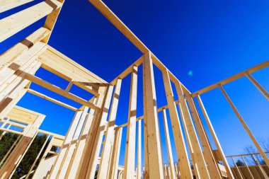 İşçiler güneş ışığı altında inşa etmek için ahşap iskelet inşa ediyorlar..