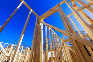 Ahşap iskelet, açık gökyüzü aydınlatmalı yeni ev için kirişler inşa ediliyor.