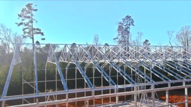 Modern mimarinin sergilendiği metal depo alanının altında büyük bir çelik iskelet inşa ediliyor..