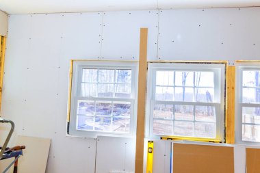 Pencereleri renklendirme alanından gelen alçıpan eve yerleştiriliyor.