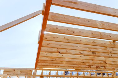 İş alanındaki banliyö mahallelerinde ahşap kirişler kullanılarak çatı iskeleti inşa ediliyor