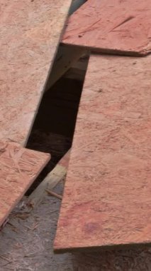 Tadilat çalışmaları, inşaat alanındaki aralıklarla hasar görmüş döşeme tahtalarını ortaya çıkardı..