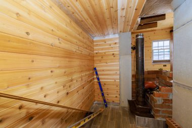 Ahşap bir sauna kulübesi. İnşaat aletleri sırasında baca var. Kırsal cazibe konforu..