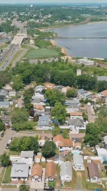 Bu kıyı kasabasında yerleşim alanları, yollar, yeşillik ve suya yakınlık vardır..