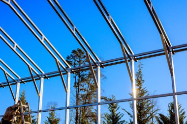 İşçiler inşaat çalışmaları sırasında inşaat sahasında sağlam metal iskelet oluşturuyorlar