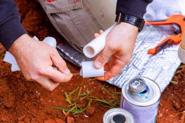 Borular, su hattı kurulumu araçları kullanılarak tesisat projesinde bireysel çalışma hizmeti