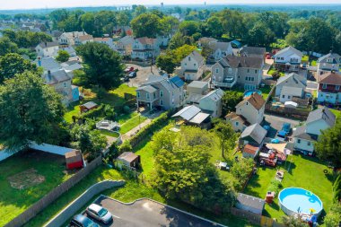 Amerikan kenar mahallelerinde evler, arka bahçeler, Sayreville New Jersey 'de yer havuzu altında