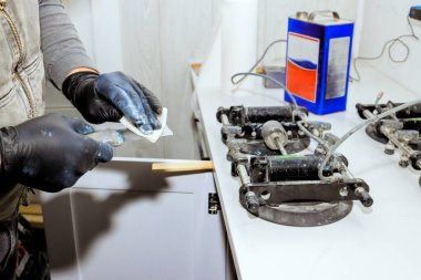 Görünmez Terzi, neredeyse görünmez dikişler üretmenize yardımcı olmak için kusursuz tezgah eklemlerini, seviyeleri ve taşları tamamlıyor.