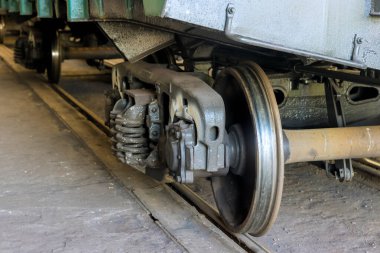 Tren tekerleği fren montajının kapanışı, demiryolu deposu ayarlarında karmaşık bileşenlerin altını çizmek restorasyon aşamasında