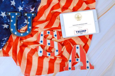 8 Ocak 2025 Washington DC ABD bayrağı, ABD mektupları, Başkan Donald J. Trump 'ın resmi yemin töreni için dijital tablet, 20 Ocak' ta Başkan Yardımcısı JD Vance