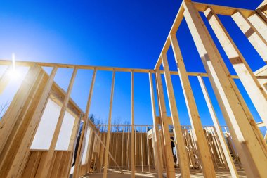 İnşaatçılar, etkin inşaat yeni evleriyle birlikte kirişler, ahşap iskeletler inşa etmeye çalışıyorlar.