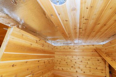 Tadilat sırasında ahşap saunanın içi pürüzsüz ahşap paneller, yansıtıcı termal yalıtım tavanı içeriyor.