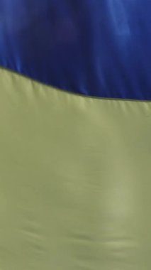 Ulusal gurur ve birliği simgeleyen büyük bir Ukrayna bayrağı rüzgârda dalgalanıyor..