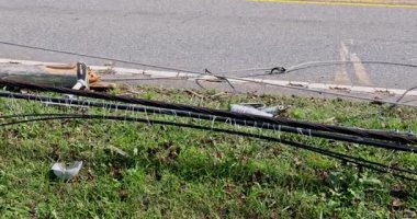 Kasırgadan sonra, hasarlı elektrik hatları kırık kablolarla yerde yatıyor.