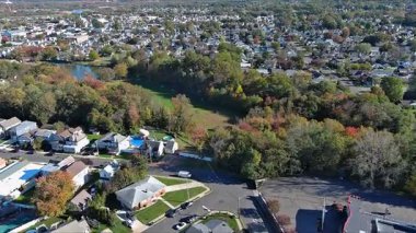 Hava görüntülerinde, New Jersey 'in New Jersey kasabasındaki renkli sonbahar yeşillikleri, evler ve dolambaçlı yollarla dolu Amerikan yerleşim alanları görülüyor.