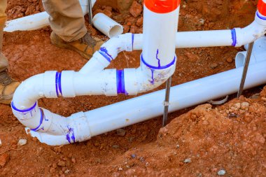 Hendekteki PVC atık su boru bölümlerine bağlanarak, iş günü altında hizalama kurulumunun sağlanması