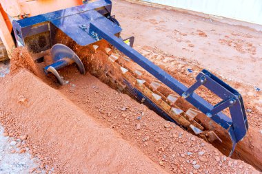 Hendek makineleri inşaat alanında aktif olarak Dünya 'yı kazıyor.