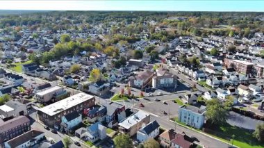 South River New Jersey 'de sonbahar sezonu boyunca evlerle, dükkanlarla dolu Amerikan banliyö kasabasının hava perspektifi.