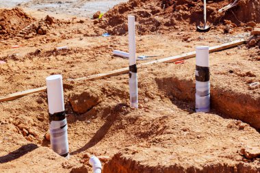 PVC boruları atık su için devam eden inşaat çalışmalarının bir parçası olarak kumlu zemine yerleştirildi